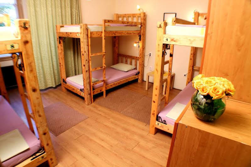 Reveller'S Hostel Dordegol Buitenkant foto